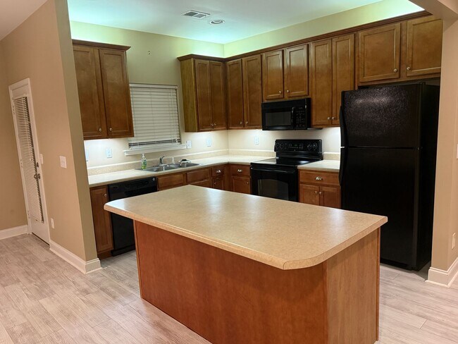 Building Photo - Chelsea Park - One Level 2 Bedroom on a Cu...