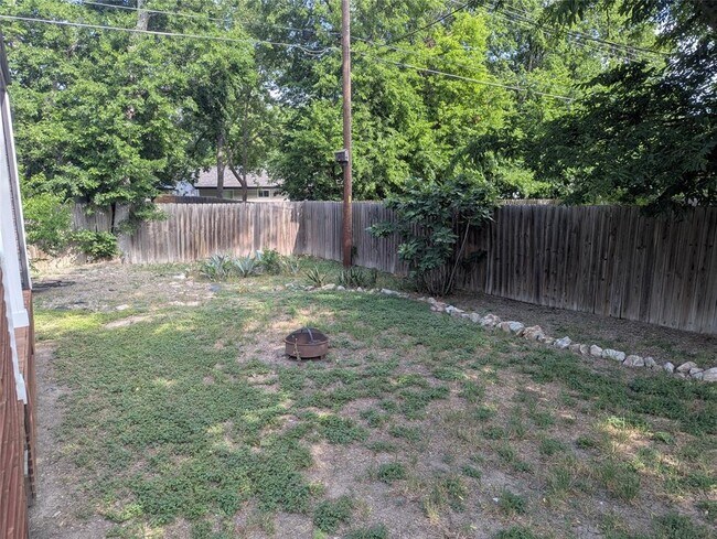 Building Photo - 5806 Glenhollow Path