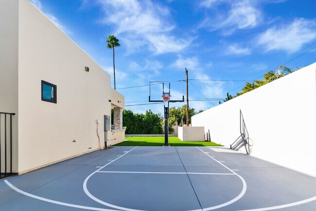 Building Photo - Stunning 4BR House in Phoenix