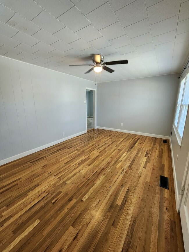 Building Photo - 3/1 Charmer in West Lampasas