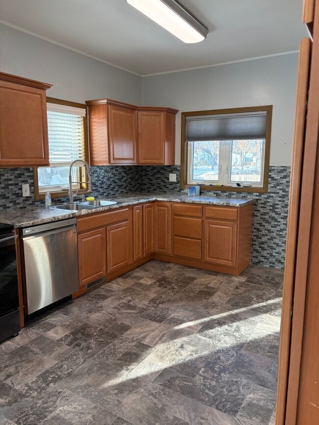 Building Photo - 1524 5th Ave N