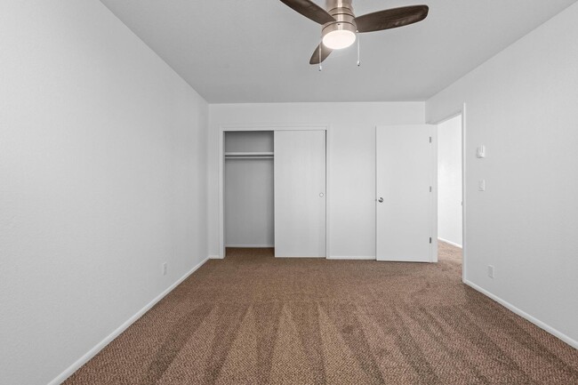 Building Photo - Large and Luxurious 2 Bed unit with giant yard, Pet Friendly, covered parking, washer and dryer i...
