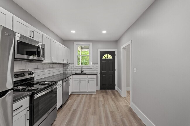 Building Photo - Stunning 3 bedroom home in Carrick available August 15!