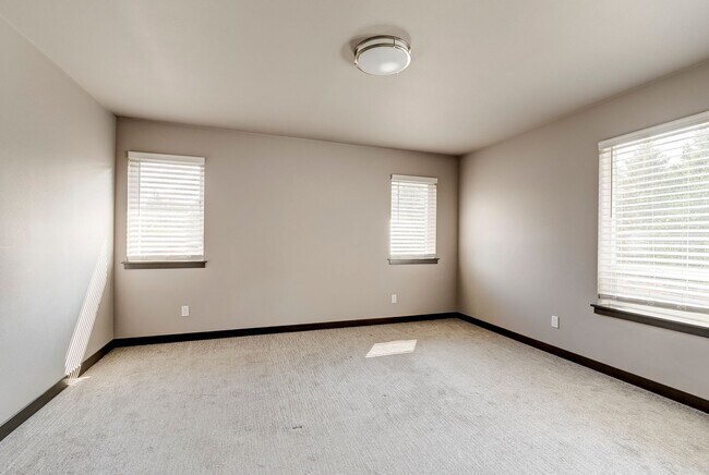 Building Photo - Stylish 3-Bedroom Home with Fenced Yard