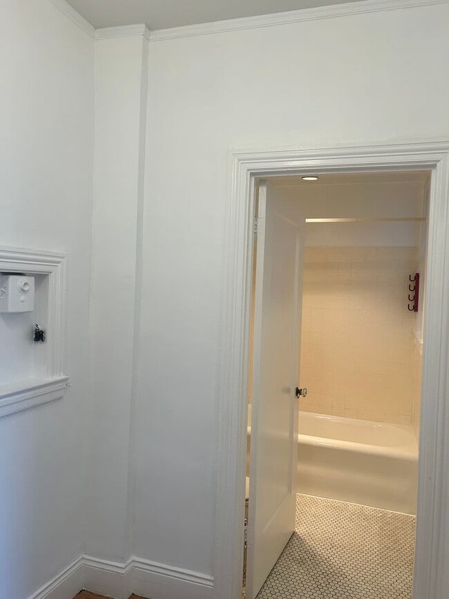 Building Photo - Russian Hill Large Studio Condo!