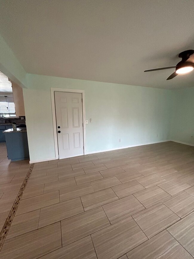 Building Photo - 854 Clover Ln
