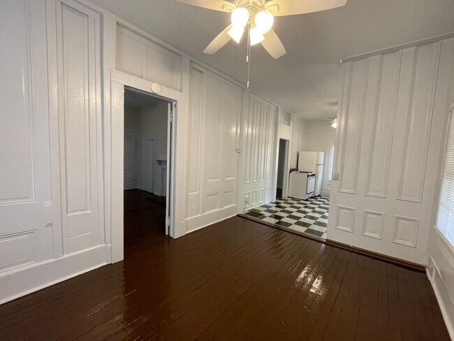 Building Photo - Two Bedroom with Great Screened Porch!