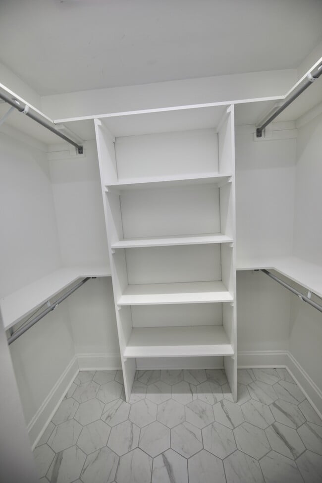 Building Photo - 310 E Beck St