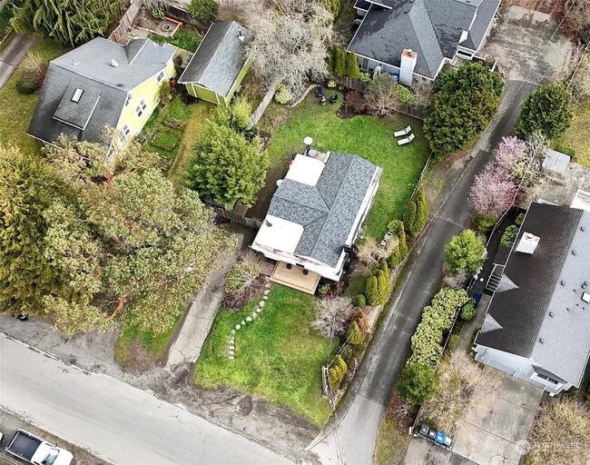 Building Photo - Bright & Charming 1Bed/1Bath + Den in Prim...