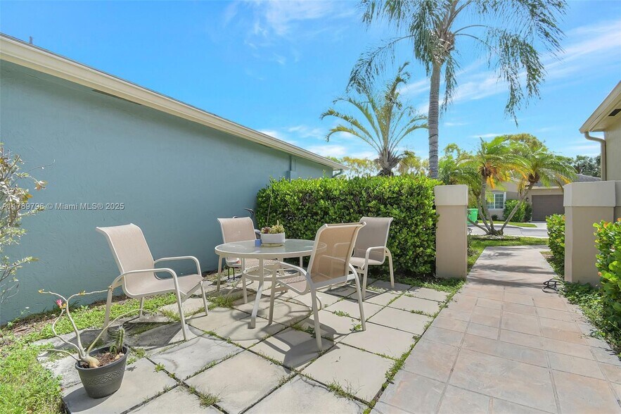 Primary Photo - 303 E Riverbend Dr