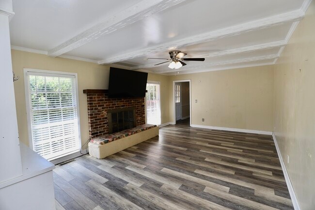 Building Photo - 549 Pringle Dr