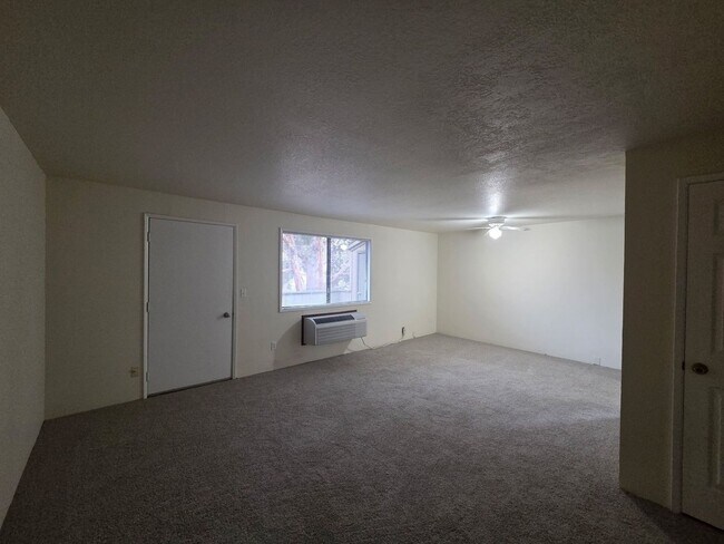 Building Photo - 2 Bed/1 Bath Apartment in NE Bend - Wichita Way