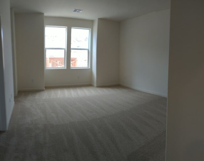 Building Photo - 3 bed 2 1/2 bath townhome in gated communi...