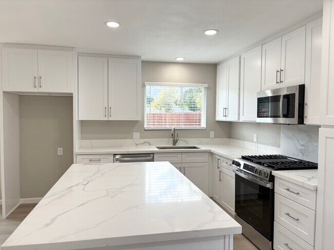 Building Photo - 3571 Lake Crest Dr