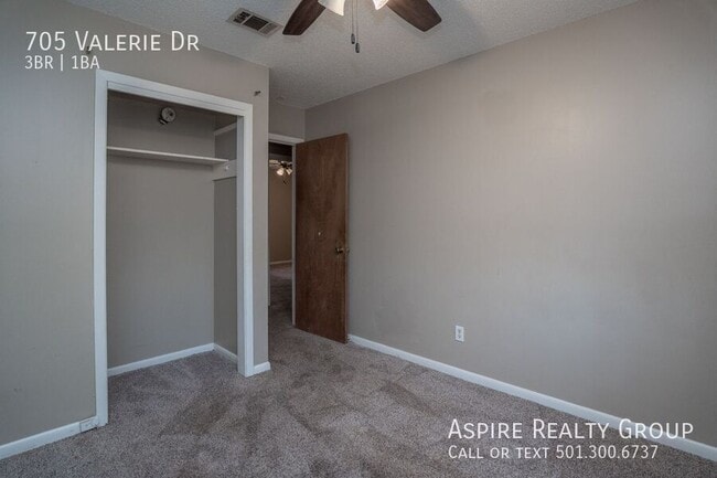 Building Photo - 705 Valerie Dr