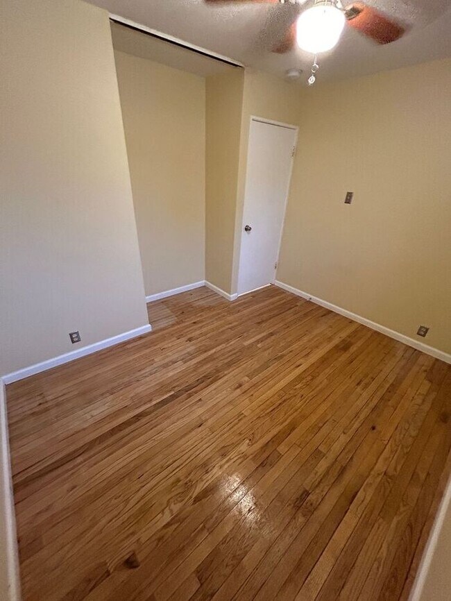 Building Photo - Charming 3-Bedroom Home with Fenced Backya...