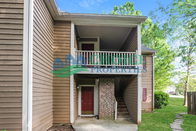 Building Photo - This cute as pie ground-floor condo is tuc...