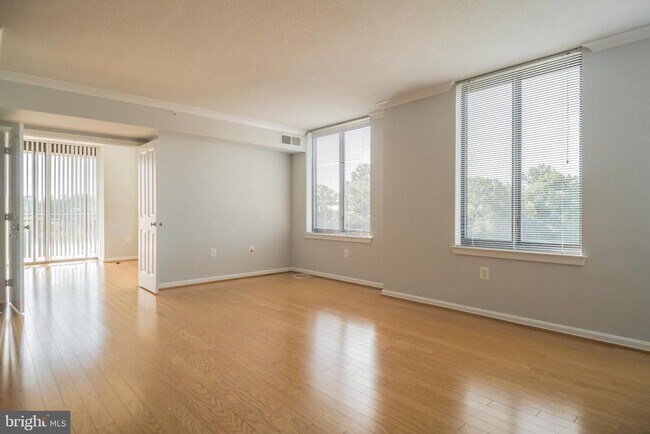 Building Photo - 2220 Fairfax Dr