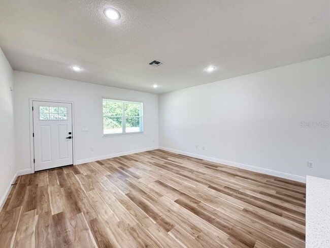 Building Photo - 8419 N Saxon Way