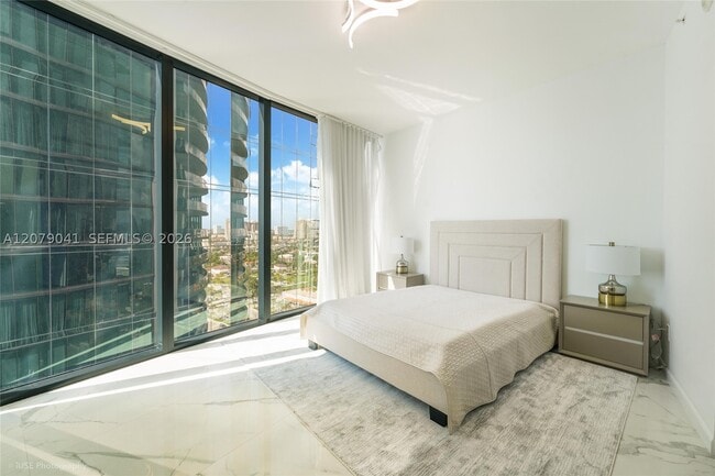 Building Photo - 18555 Collins Ave