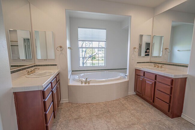 Building Photo - 4 Bedroom Home for Rent on the Lake at Bridgeport!