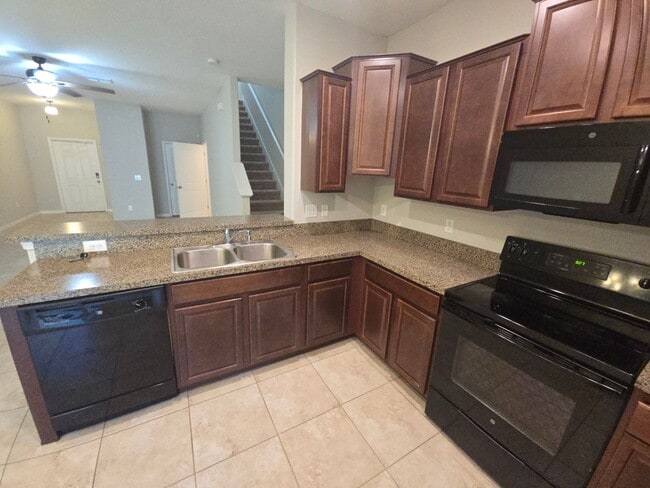 Building Photo - Town House 3/2.5 in Riverview