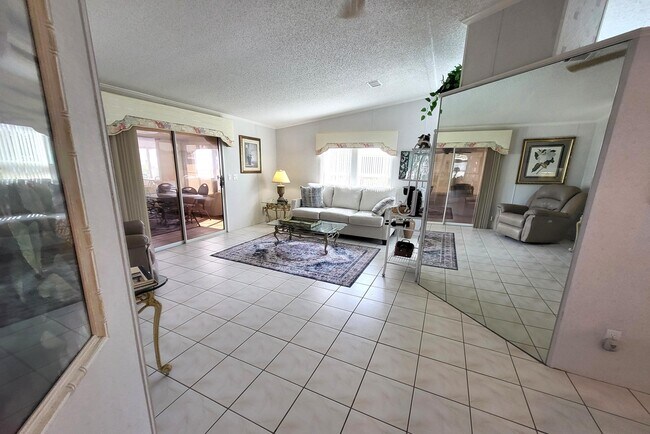 Building Photo - 8403 Delphinium Ct