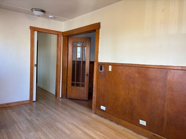 Building Photo - 3 Bedroom 1 Bathroom