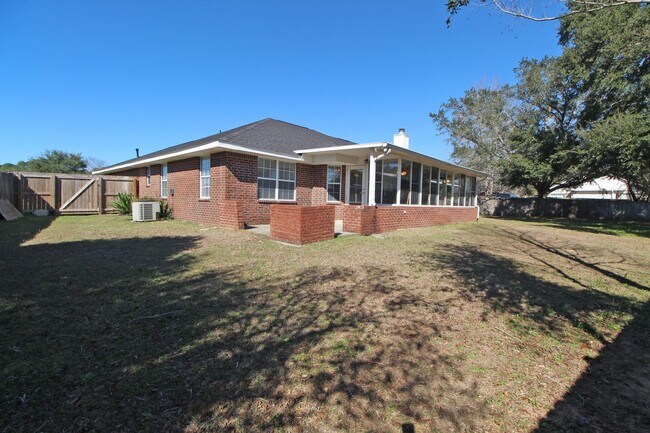 Building Photo - Spacious 4-Bedroom w/ Sunroom & Large Yard -