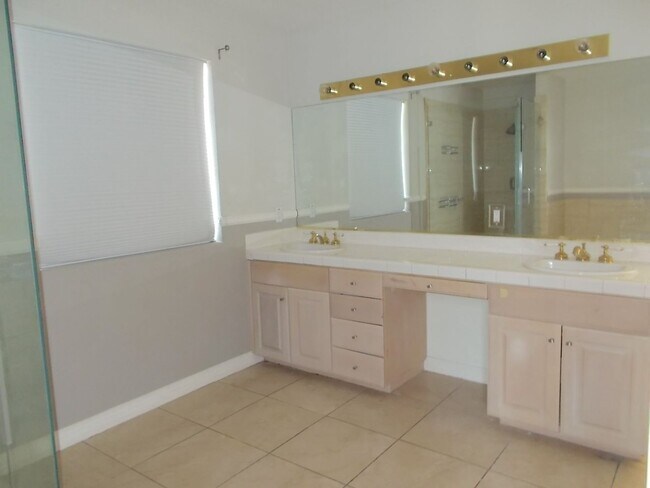 Building Photo - Spacious Estate on Nearly an Acre!