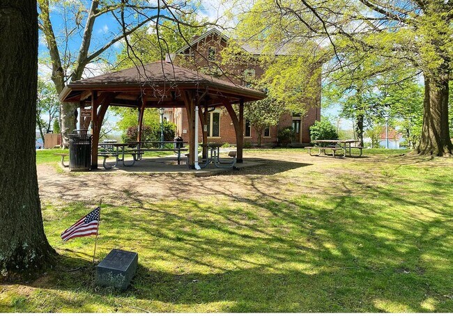 Building Photo - 251-253-253 Dakota Ave