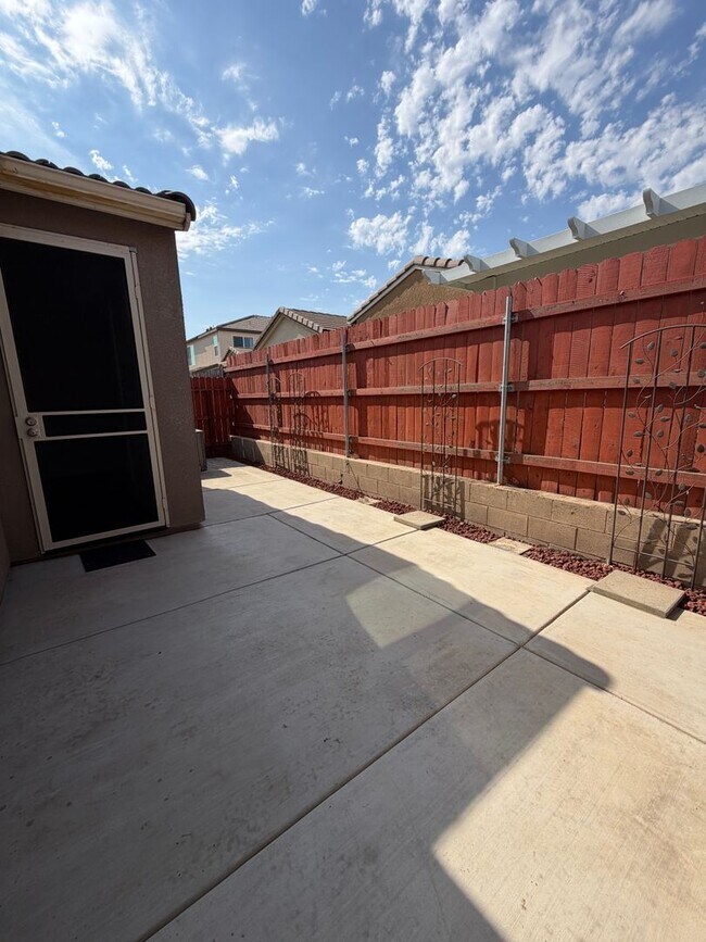 Building Photo - 2153 Lombard Ln