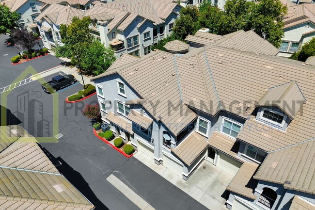 Building Photo - Spacious 2 (or 3!) Bed Condo in Gated Community