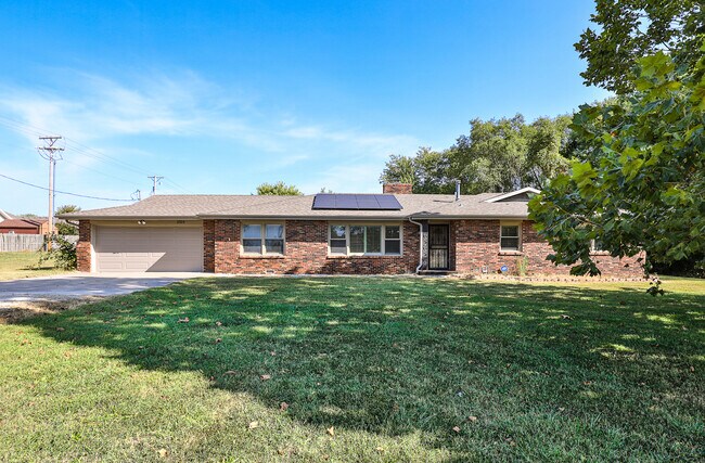 Primary Photo - 2305 E Hines St