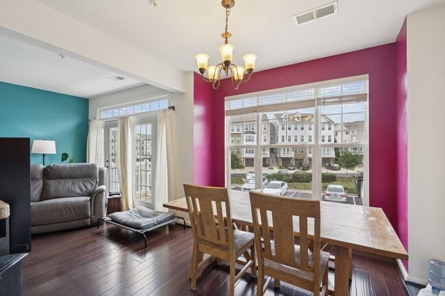 Building Photo - 42227 Canary Grass Sq