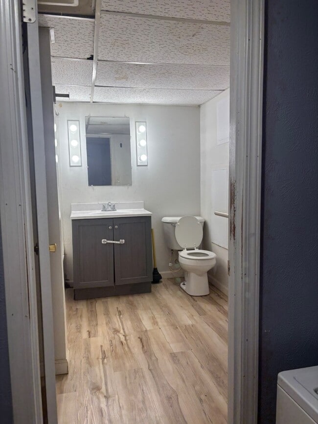 Building Photo - 213 Elm