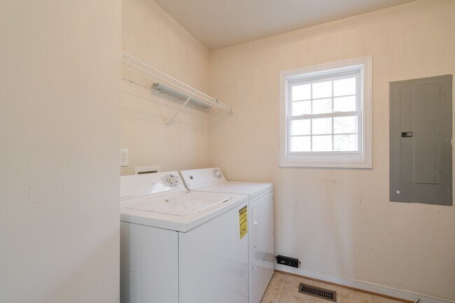 Building Photo - 3BR/2.5BA Home in Lakeside — Minutes to Bryan Park — $2,295/mo!