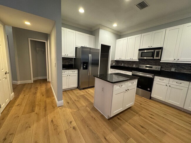 Building Photo - Fully Renovated Large 3 Bed 2.5 Bath 2 Car Garage Townhouse in Perfect Location