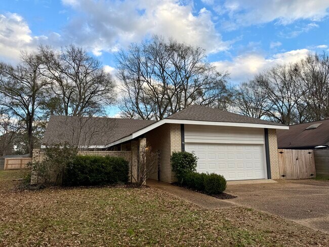 Building Photo - 1020 Mcdale Ln