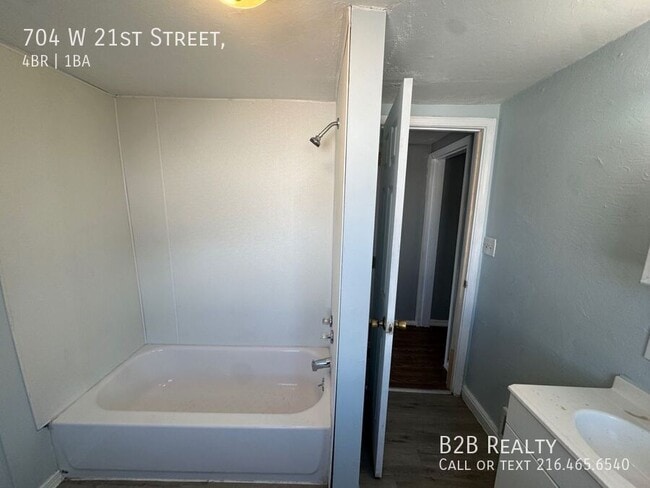 Building Photo - 704 W 21st St