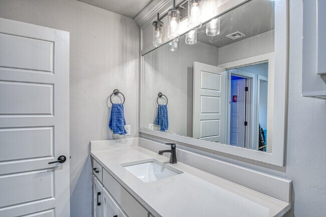 Building Photo - Spacious 5-Bedroom Home with 3 Full Baths ...