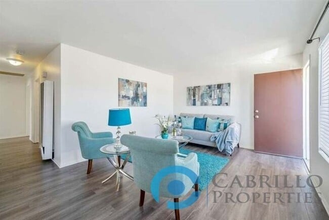 Building Photo - 4523 Winona Ave