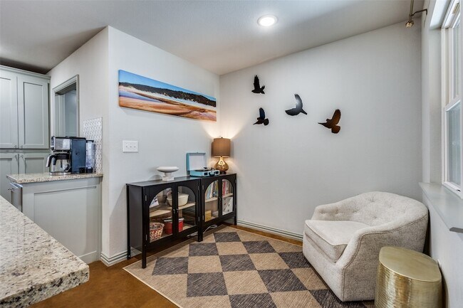 Building Photo - 409 W Johnson St