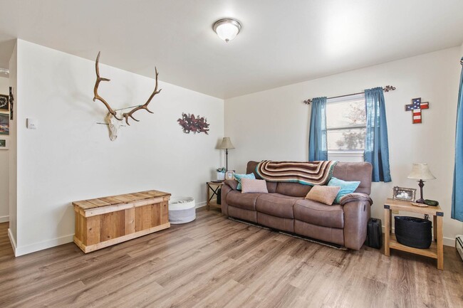 Building Photo - Great Three Bedroom Condo in Belgrade!