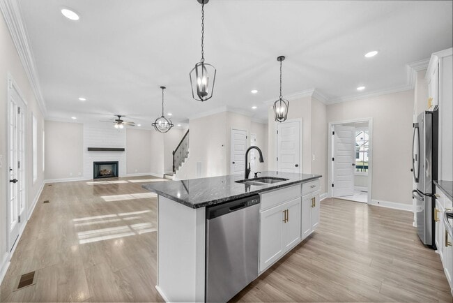 Building Photo - 3 Bedroom 2 1/2 Bath Dog Friendly Home For Rent!