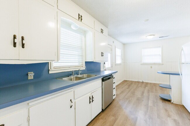 Building Photo - Cute House Convenient to Campus, Shopping,...