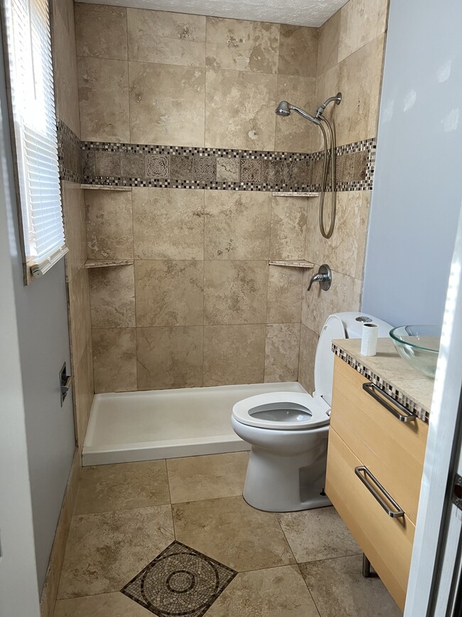 Building Photo - 730 Andra Dr