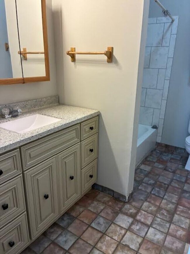 Building Photo - Spacious 1 bedroom/ 1 bath unit in Midtown...