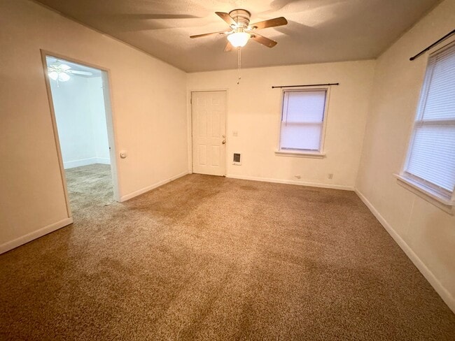 Building Photo - Now Available – Charming 2-Bedroom Cottage in Shelton!