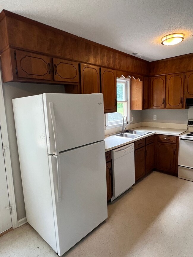 Building Photo - 2 Bedroom Duplex Available (Wingate)